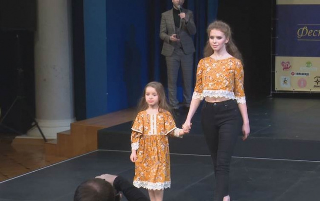 نمایشی جلوبەرگ لە رووسیا بۆ هاوکاریی ئەو خێزانانەی منداڵیان زۆرە